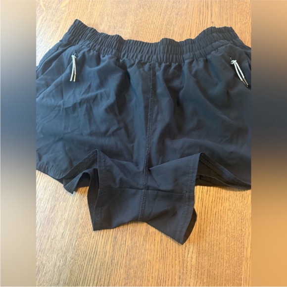 Vuori Black Dash Performance Short - Picture 9 of 12